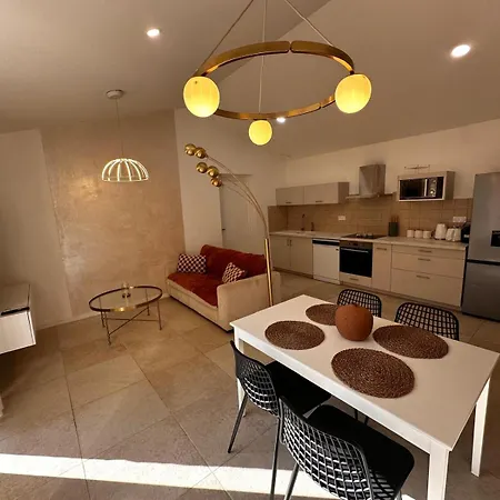 White Housse - - Sevre Niortaise *