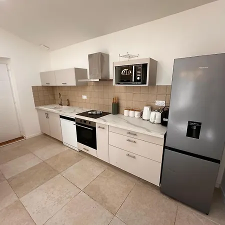 White Housse - - Sevre Niortaise *